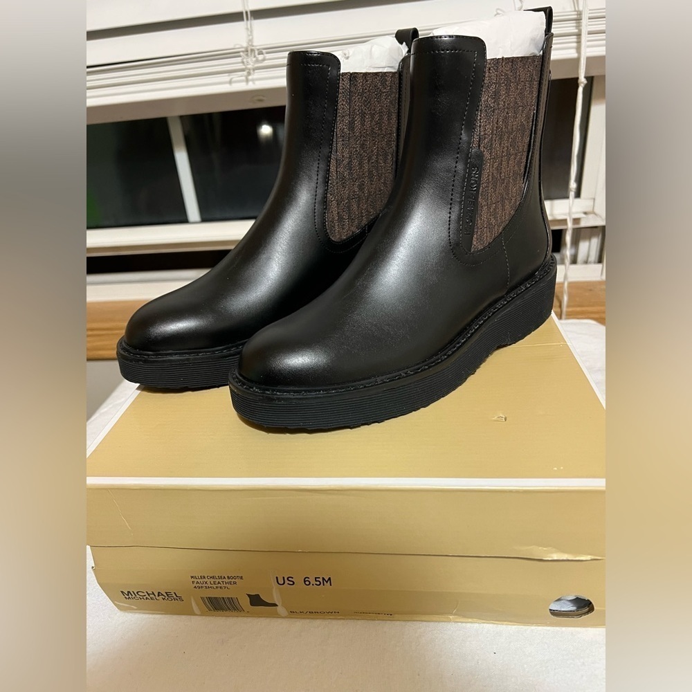 Michael Kors Miller Chelsea Boot Black W/Signature Brown Side Panels Sz 6.5 Nib